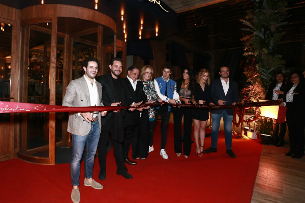 La familia Cuaik en compañía del influencer Juanpa Zurita y la actriz Bárbara de Regil cortaron el listón del tercer restaurante que combina lo mejor de un asador mexicano con cortes argentinos