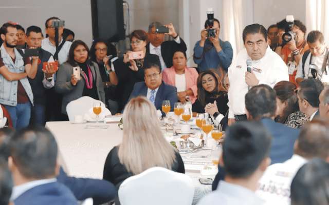 El candidato aliancista se reunió con asociaciones de abogados en un hotel de Puebla. FOTO:ESPECIAL