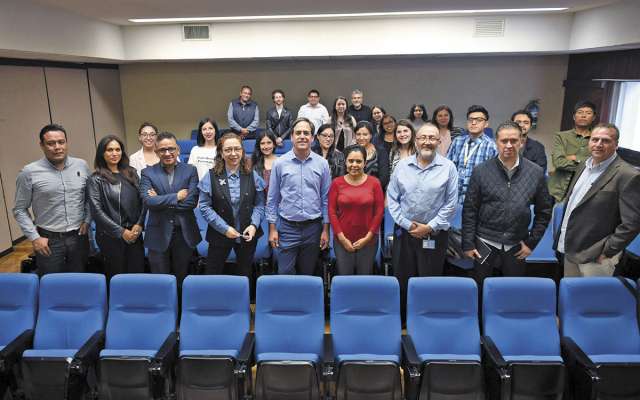 FUERZA. Raúl Cortés y el equipo de periodistas de El Heraldo de México. Foto: Víctor Gahbler