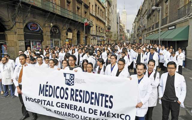 Los médicos
marcharon
y protestaron sobre
la banqueta,
sin afectar
vialidades.FOTO: VÍCTOR GAHBLER
