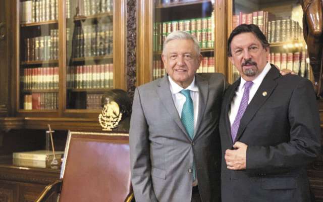 López Obrador recibió
en Palacio Nacional al líder minero. FOTO:ESPECIAL