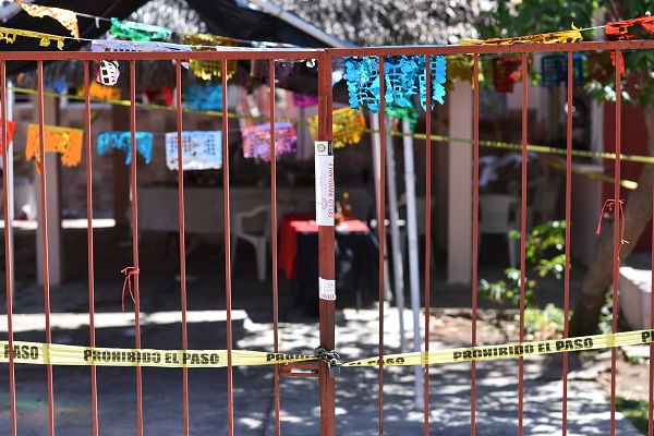 Al interior se observan mesas rotas, restos de comida y bebida, además de sangre en el suelo y en los manteles. Foto: Cuartoscuro