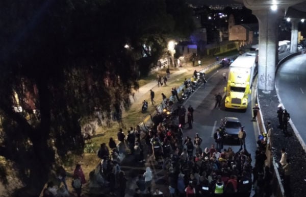 Los manifestantes aceptaron abrir la circulación vehicular cada cinco minutos. FOTO: ESPECIAL