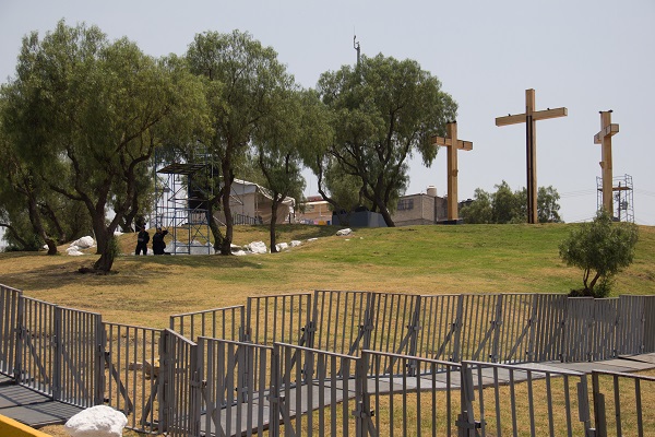 Los preparativos para la celebración de la representación 176 del Viacrucis se realizan en el Cerro de la Estrella en la alcaldía Iztapalapa. Foto: Cuartoscuro