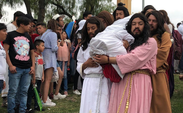 Luego de que el cuerpo de Jesús fue bajado de la cruz, comenzó el camino rumbo a su sepulcro.FOTO: ESPECIAL