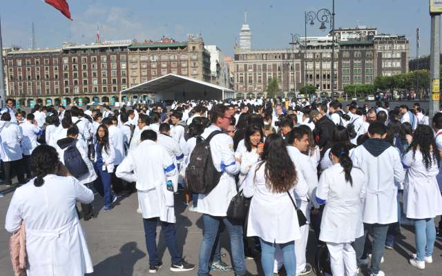 Este martes, médicos residentes protestaron en Palacio Nacional; fueron recibidos por autoridades de Salud. Foto: Cuartoscuro