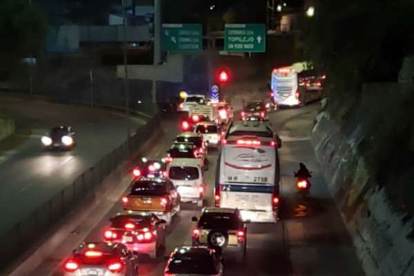 La salida de la ciudad rumbo a Morelos se encuentra colapsada tras el bloqueo. FOTO: ESPECIAL