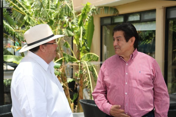 Hugo Burgos García y Armando Bojórquez en Bernal