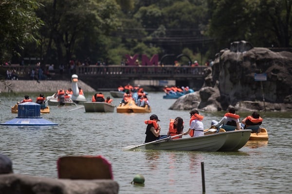 Turistas y visitantes pasean en lancha en el Lago Mayor del Bosque de Chapultepec, en el inicio de vacaciones de Semana Santa. Foto: Cuartoscuroco