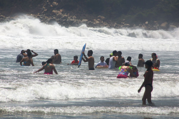 Más de 20 automóviles resultaron inundados entre toldos y sombrillas de playa.
Foto: Cuartoscuro
