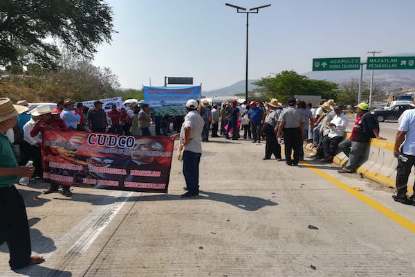 Policías estatales y federales están en el sitio tratando de disuadir a los manifestantes. Foto: Especial