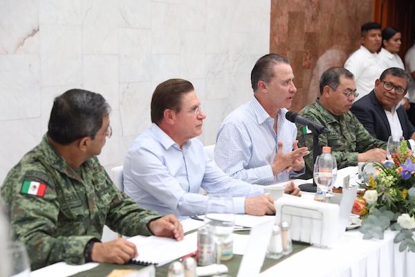 Quirino Ordaz Coppel y José Rosas Aispuro se reunieron en la Comandancia de la Tercera Región Militar. Foto: Especial