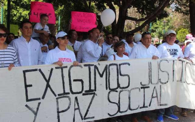Alrededor de 300 ciudadanos, acompañados por diputados, marcharon hacia la Plaza de Armas. Foto: Especial