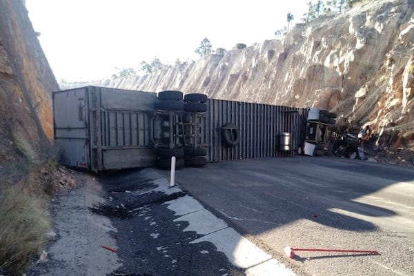 El tráiler quedó tendido sobre los tres carriles de la vialidad. Foto: Especial