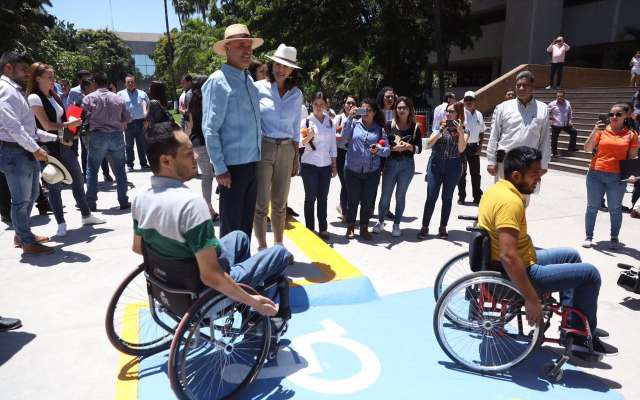 El gobernador del estado también se refirió a la entrega reciente de camiones urbanos adaptados con rampas. Foto: Especial