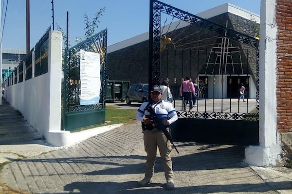 Los centroamericanos fueron llevados al Polideportivo Xonaca, de Puebla. Foto: @RiveraVivanco_