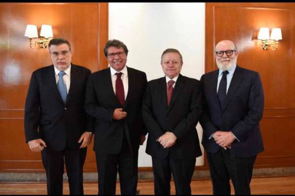 La reunión se da después de que Monreal hiciera propuestas para reformar la SCJN. Foto: Arturo Zaldívar