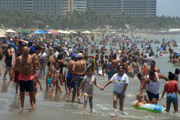 Durante el fin de semana se espera recolectar diariamente entre 90 a 100 toneladas de basura en las playas del puerto.
Foto: Cuaroscuro