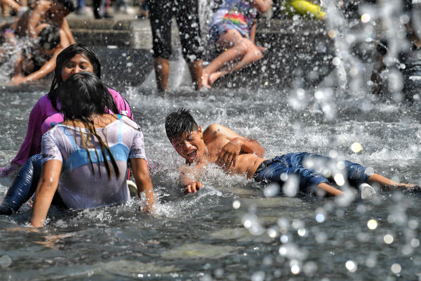Los niños fueron los que principalmente disfrutaron el agua de las fuentes. Foto: Víctor Gahbler