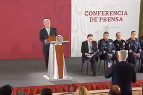 El periodista Jorge Ramos acudió a la conferencia mañanera. FOTO: ESPECIAL