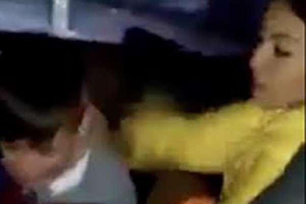 El video fue captado cuando los dos viajaban en un automóvil y hasta el momento la joven no ha hablado sobre el tema.