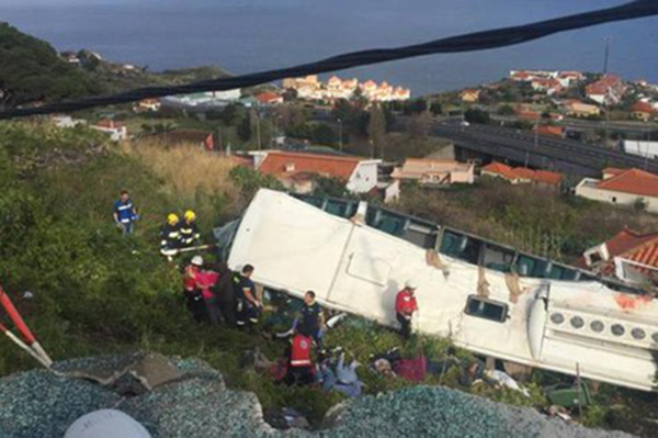 Al menos 28 personas murieron en un accidente de un autobús turístico en la isla portuguesa de Madeira, en Lisboa, Portugal.