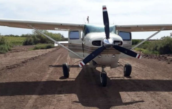 También había bidones con combustible, que quedaron asegurados con la aeronave y la droga