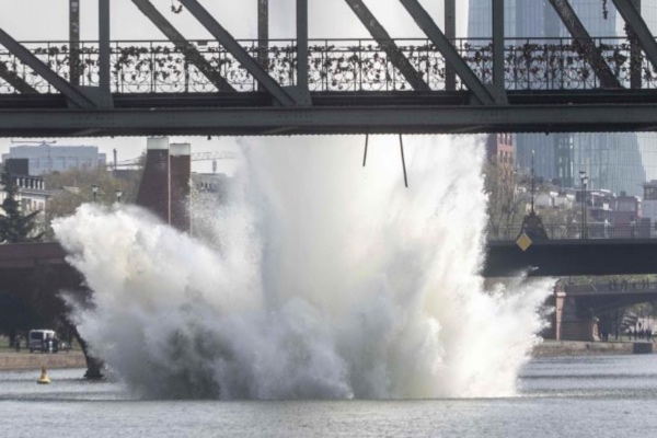 Los bomberos descubrieron la bomba estadounidense en el río Main. Foto: AP