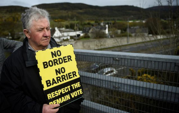 ENOJO. Un hombre asiste a una protesta contra
el Brexit en el cruce de la frontera de Irlanda. Foto: Reuters