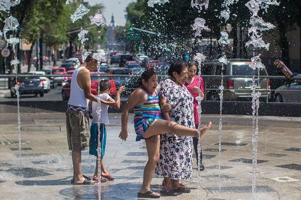 Capitalinos aprovechan la fuente de la Plaza Tlaxcoaque para refrescarse y jugar con el agua en este Sábado de Gloria. Foto: Cuartoscuro