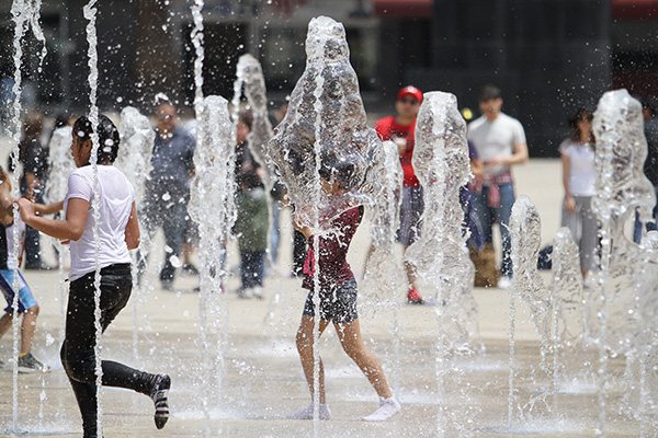 Mientras que se esperan valores de 35 a 40 grados Celsius en sitios de Nuevo León, Sinaloa, Nayarit, Jalisco, Colima, Hidalgo, Morelos, Veracruz, Tabasco, Chiapas, Campeche, Yucatán y Quintana Roo. FOTO: NOTIMEX