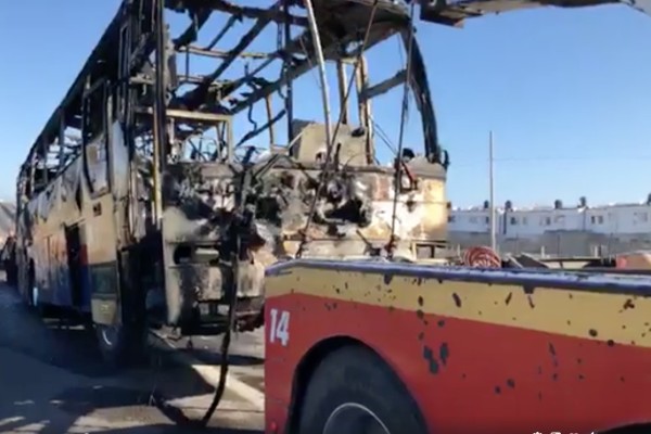 Tras el incidente, los pasajeros aguardaron en el acotamiento de la carretera. Foto: Especial