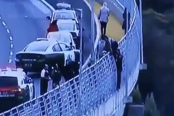 Un carabinero chileno logró evitar que una joven de 21 años se suicidara.
Foto de Twitter @Carabdechile
