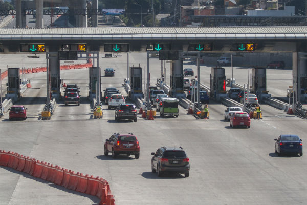 Servicios de emergencias trabajan en la Autopista México-Cuernavaca debido a un incendio de pastizales.
Foto: Cuartoscuro