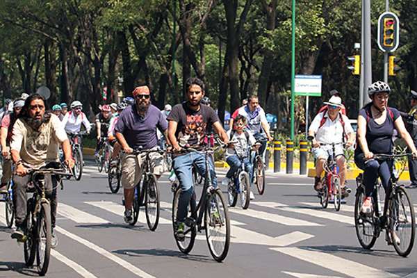 Varias familias capitalinas sacaron sus bicicletas, patines, carriolas y hasta mascotas para poder disfrutar por de un paseo dominical. FOTO: NOTIMEX