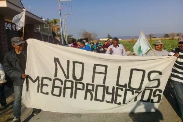Armados con pancartas, las personas de diferentes pueblos gritaban consignas en contra de las obras. Foto: @danteasaucedo