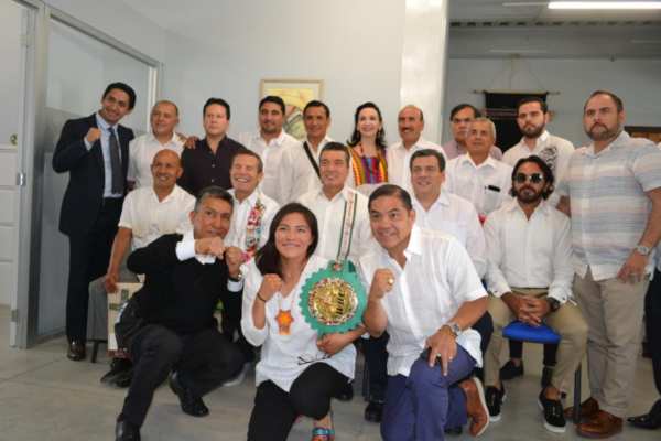 Mauricio Sulaimán entrega réplica del cinturón “Guerrero Maya” a Rutilio Escandón