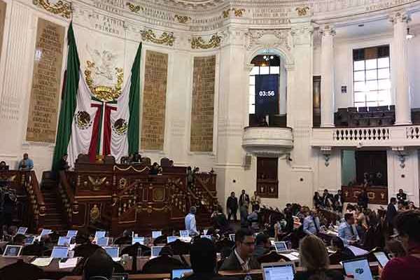 Los adultos mayores dicen que esta es la primera vez que sucede que sus tarjetas se quedan sin fondos, por lo cual acudieron con los diputados para solicitar el apoyo para que se les restablezca.
