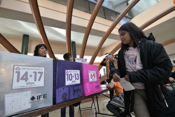 El 87% de los menores que participaron lo hicieron en las casillas, 412 mil 850 lo hicieron por internet.
Foto: Cuartoscuro