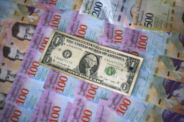 El billete verde se compra en un mínimo de 17.65 pesos. Foto: Archivo | AFP