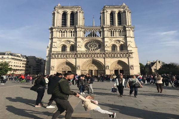 Un día después del incendio en Notre Dame se hizo viral una emotiva fotografía en la que un hombre juega con su pequeña hija.
Foto de Twitter @brookeawindsor