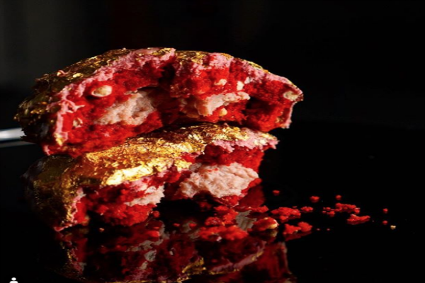 La galleta es envuelta en terciopelo rojo un ganache de chocolate de rubí con una hoja de oro de 23 quilates.
Foto de Instagram duchesscookiesnyc