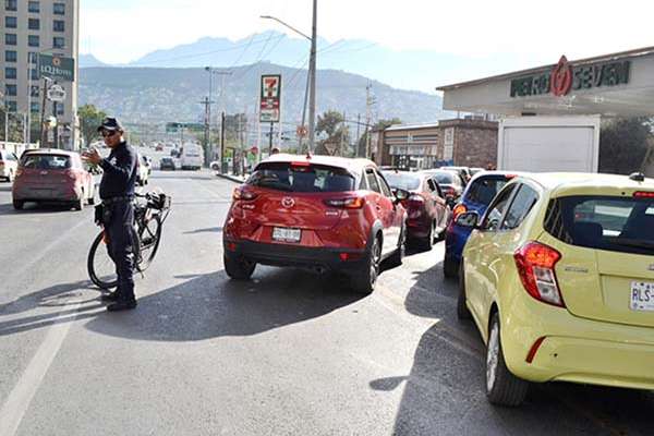 En su informe, el funcionario público dijo que el margen de ganancia de algunos distribuidores de gasolina es de alrededor de 20 por ciento sobre el precio que les da Petróleos Mexicanos (Pemex). FOTO: NOTIMEX