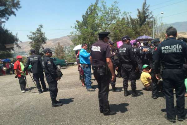 Durante la acción Silvestre Rodríguez terminó en el suelo y sus compañeros recriminaron la actitud de los policías. Foto: Carlos Navarrete