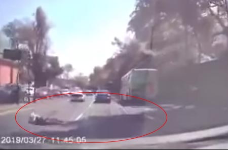 El joven logra abrir la cajuela y brinca sobre el carril de alta velocidad, mientras que los automóviles que iban detrás frenan la circulación para evitar atropellarlo.
