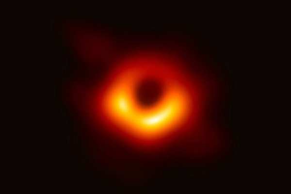 La imagen corresponde a la sombra del agujero negro de la galaxia M87, ubicada a 50 millones de años luz de distancia. Foto: Especial
