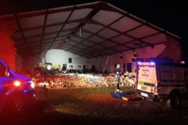 Personas dormían dentro del templo cuando colapsó. FOTO: @_ARRIVEALIVE