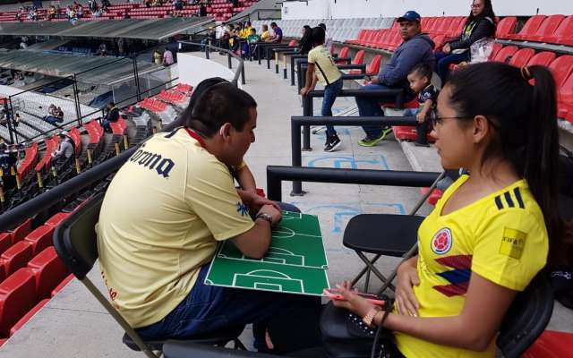 Aficionados sordociegos del América, pudieron vivir la pasión del futbol. FOTO ALEXIS HERNÁNDEZ