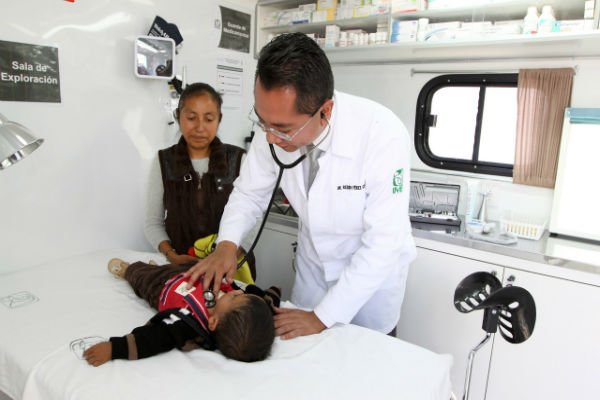 Especialista del IMSS recomienda que ante síntomas como debilidad, mareos, palpitaciones, palidez y cansancio en actividades se debe acudir al médico.
Foto: IMSS