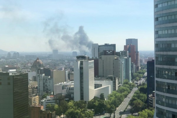 Se registra incendio al costado del Metro Garibaldi sobre Paseo de la Reforma: VIDEO